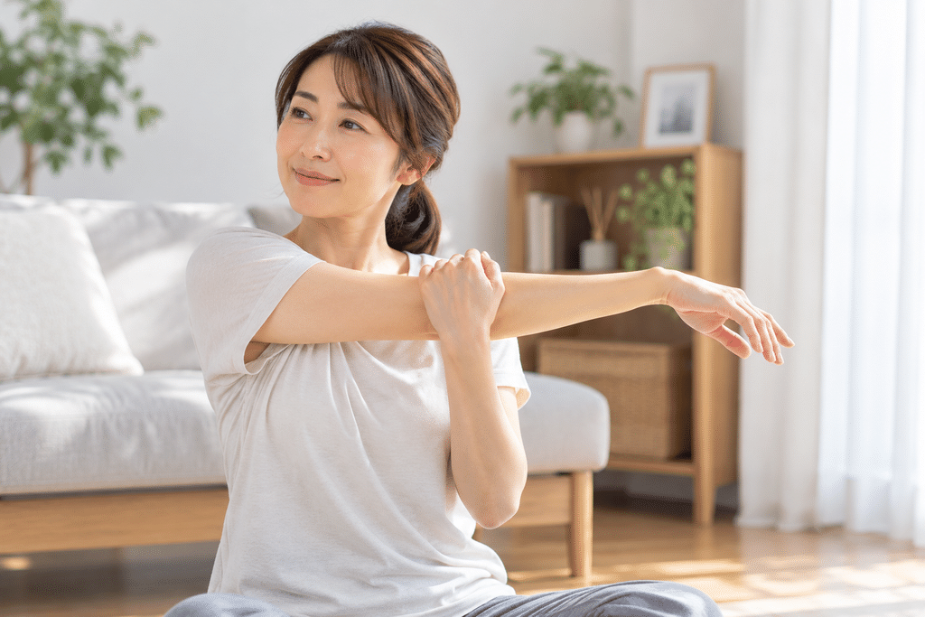 自宅で肩をゆっくり動かしている人
