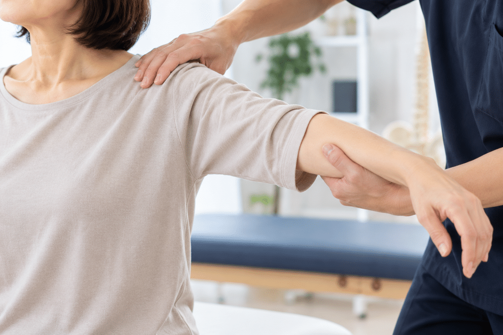 オリーブ鍼灸整骨院で肩の動きを確認している施術の様子